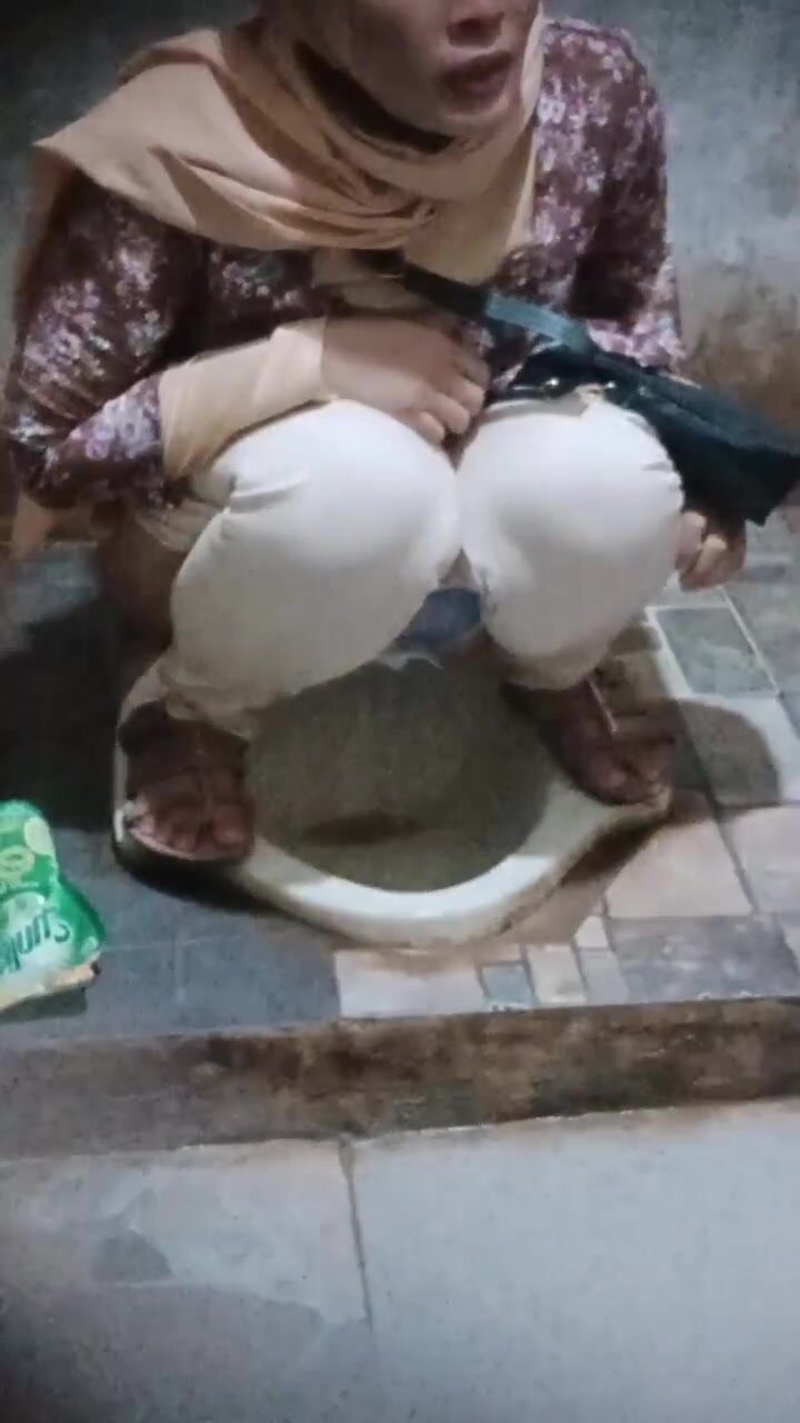 Hijab girl spy on the toilet - ThisVid.com 中文