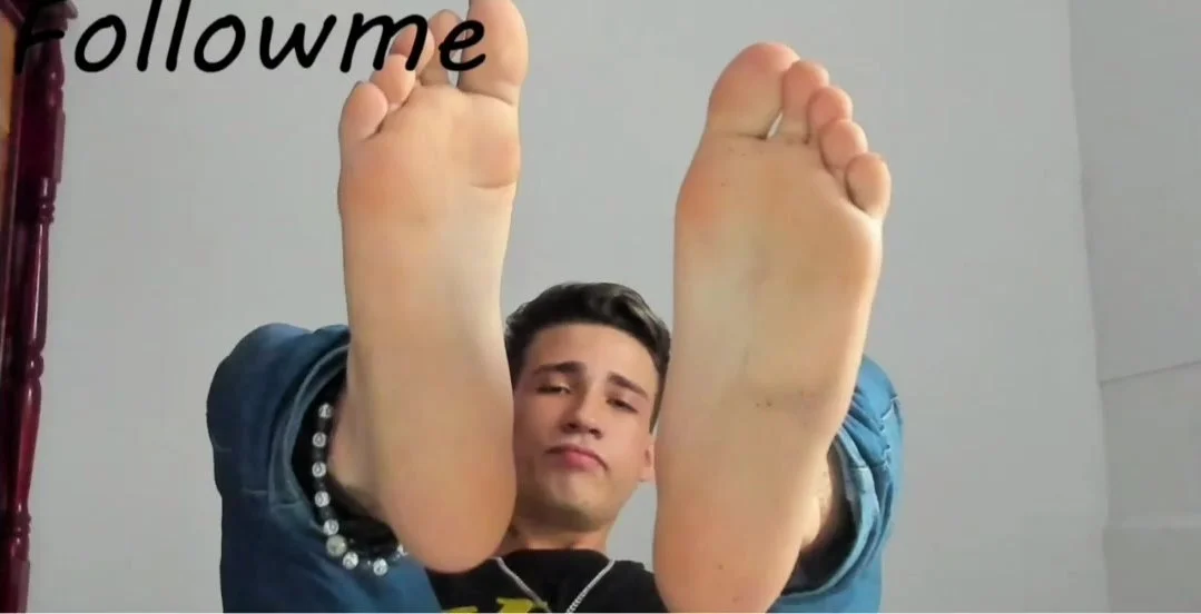 Gay foot fetish |Spanish twink shows feet - ThisVid.com 日本語で