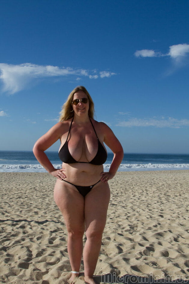 Curvy blonde with huge boobs in a tiny bikini Porn Pic - EPORNER