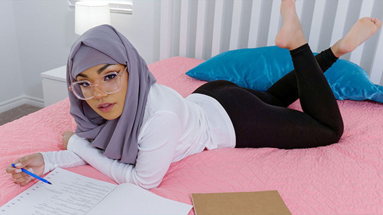 Hijab Hookup - Hot Muslim Teen with Hijab Twerks her Huge round ...