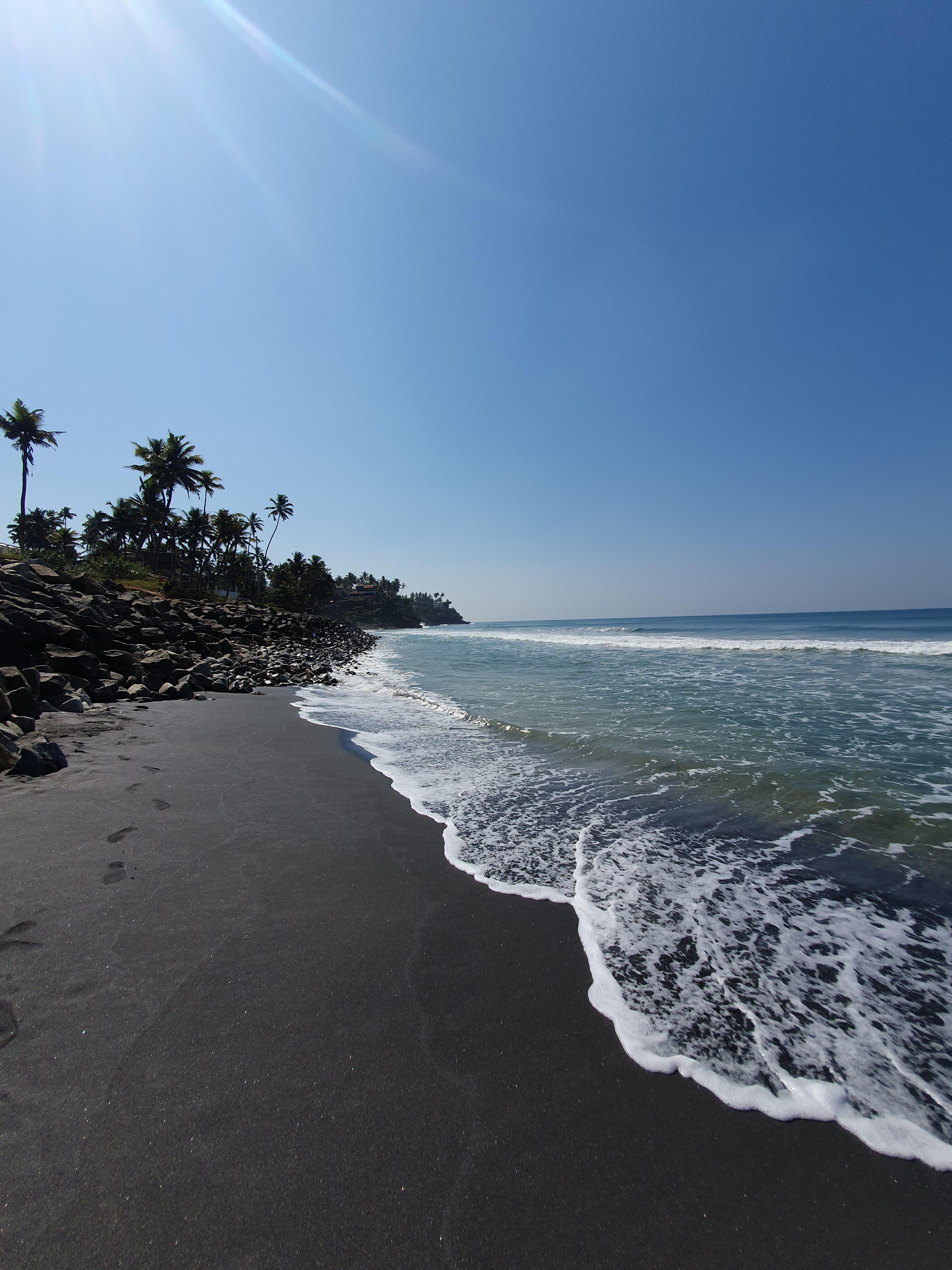 Black Sand Beach, Varkala 🇮🇳 [OC] : r/Beachporn