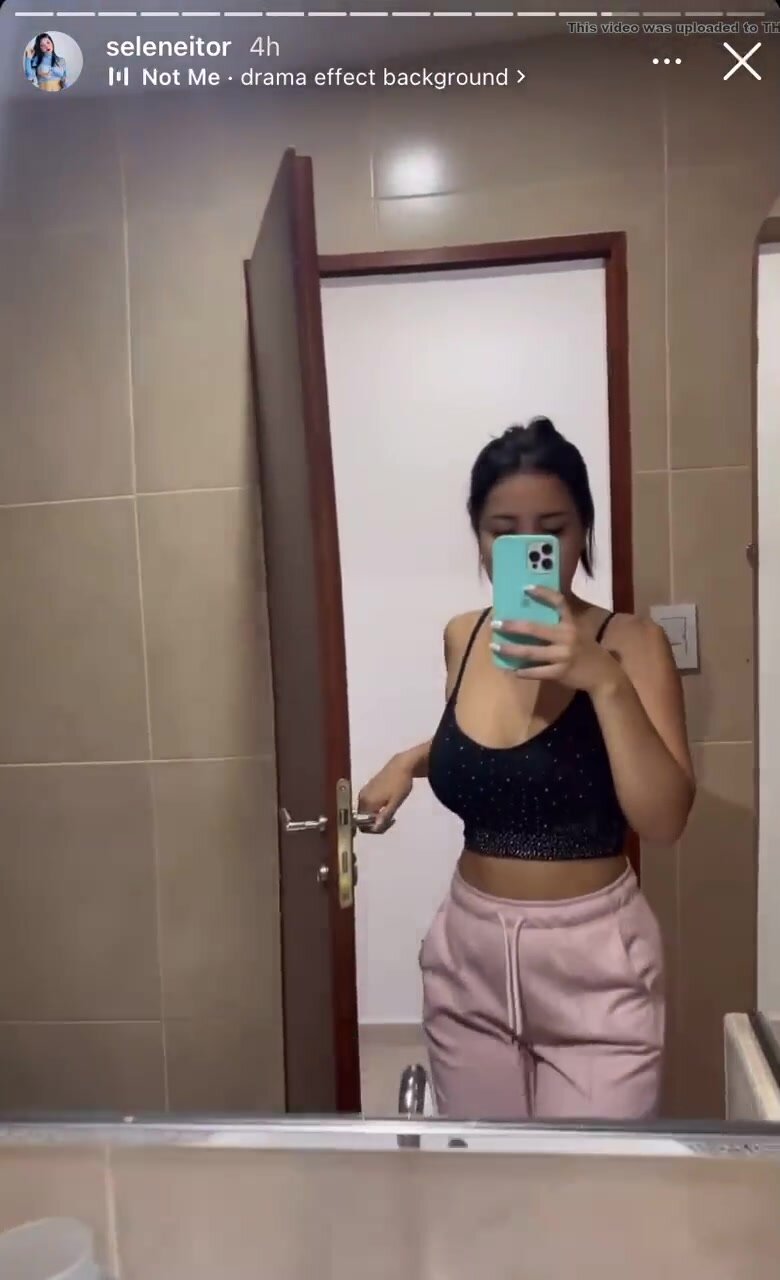 Instagram spanish Latina rushes to the toilet - ThisVid.com