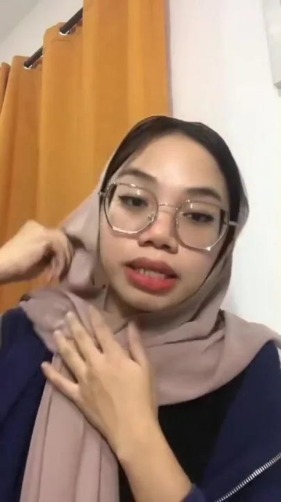 Malay girl show with glasses - ThisVid.com