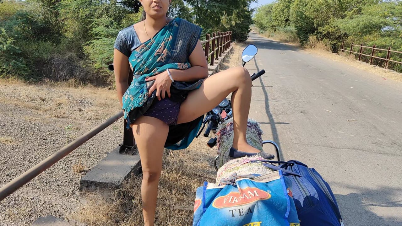 Road pe khadi randiya ne apne kothe pe gayi | xHamster