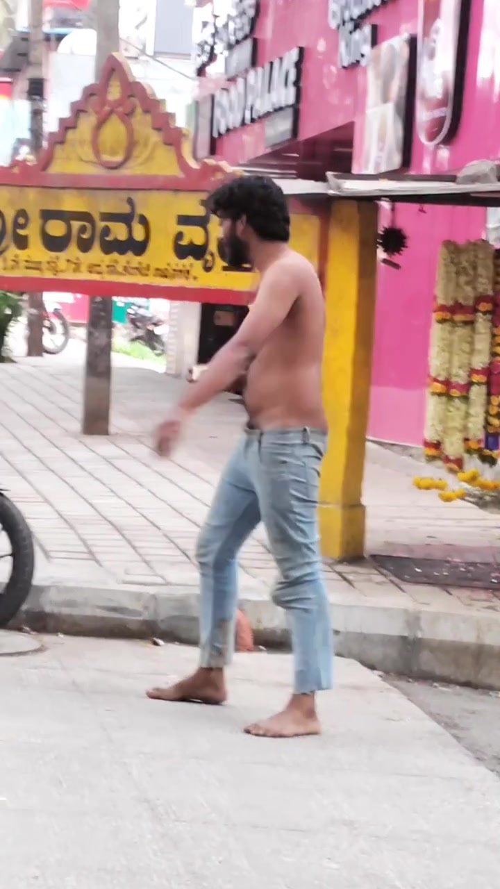 Desi man walking half nude on BANGALORE street - ThisVid.com на ...