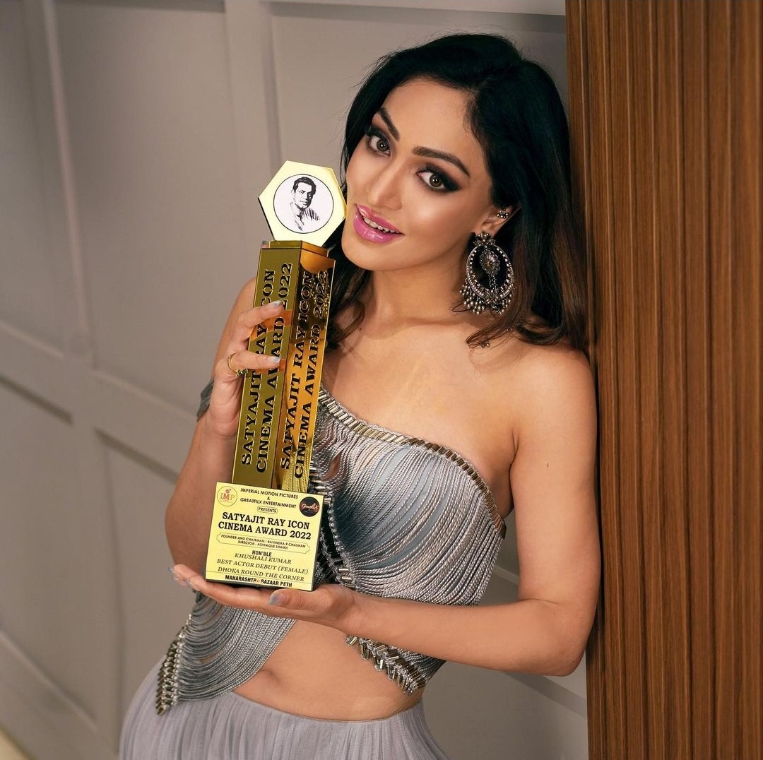 Khushali Kumar With Best female debut actress award on Satyajit ...