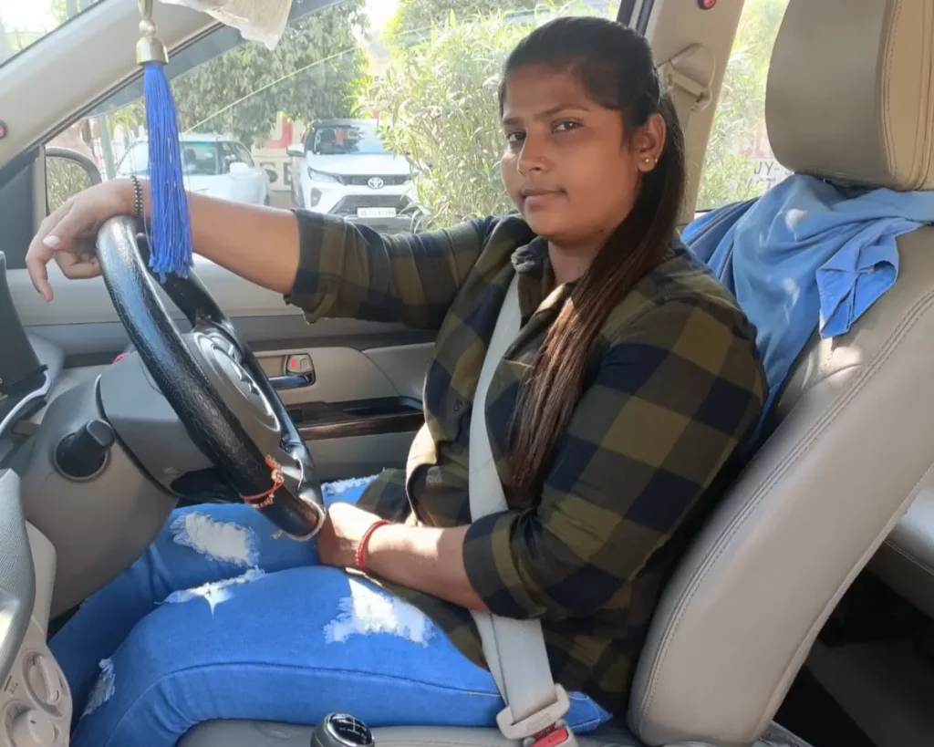 Womean in India fights sexism to become one of the first drivers