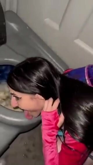 Nice slut licking toilet public!! - ThisVid.com 中文