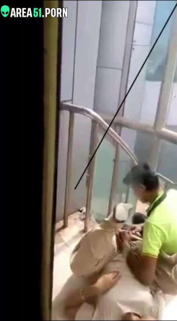 Workers of Indian mall are caught practicing sex by a colleague ...