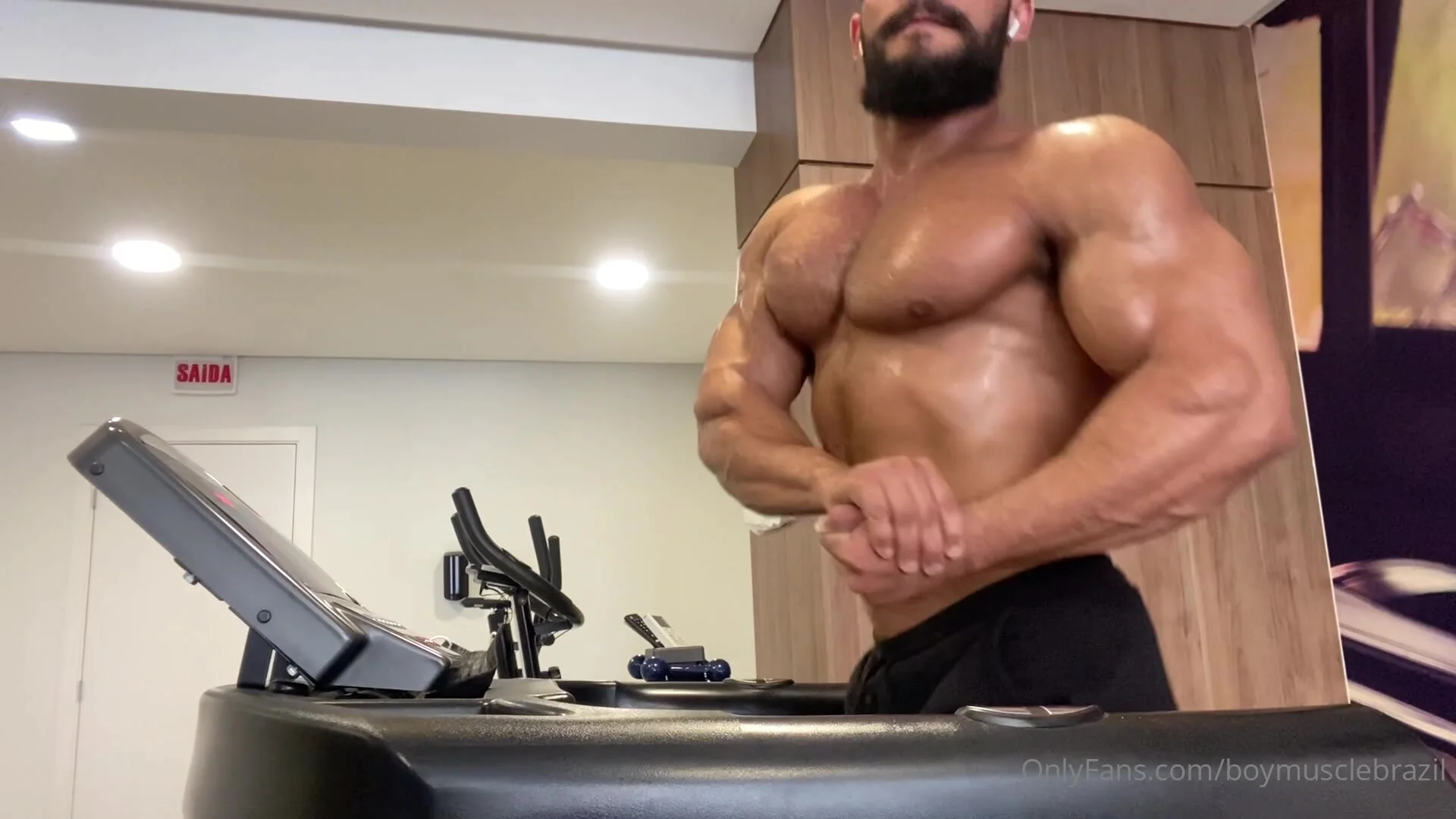 Hairy sweaty muscle shows off - ThisVid.com