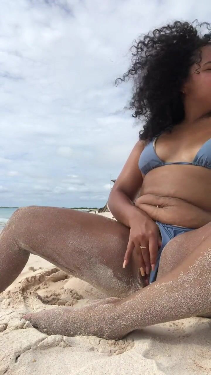 Homemade Beach Orgasm - Amateur BBW Squirting in Public | AREA51.PORN