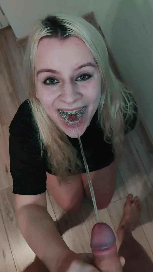 Brace face teen swallows piss - ThisVid.com en anglais