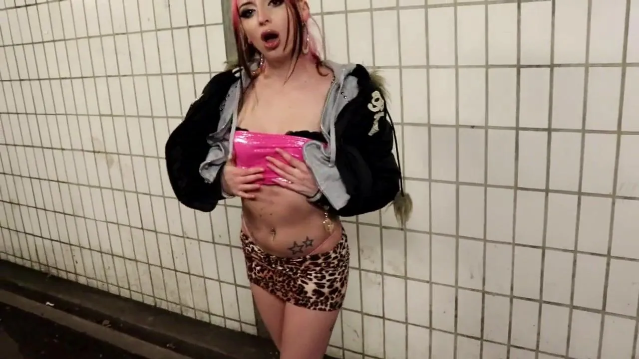 Free Fucking Young Chav Hooker in Public Toilets Porn Video HD