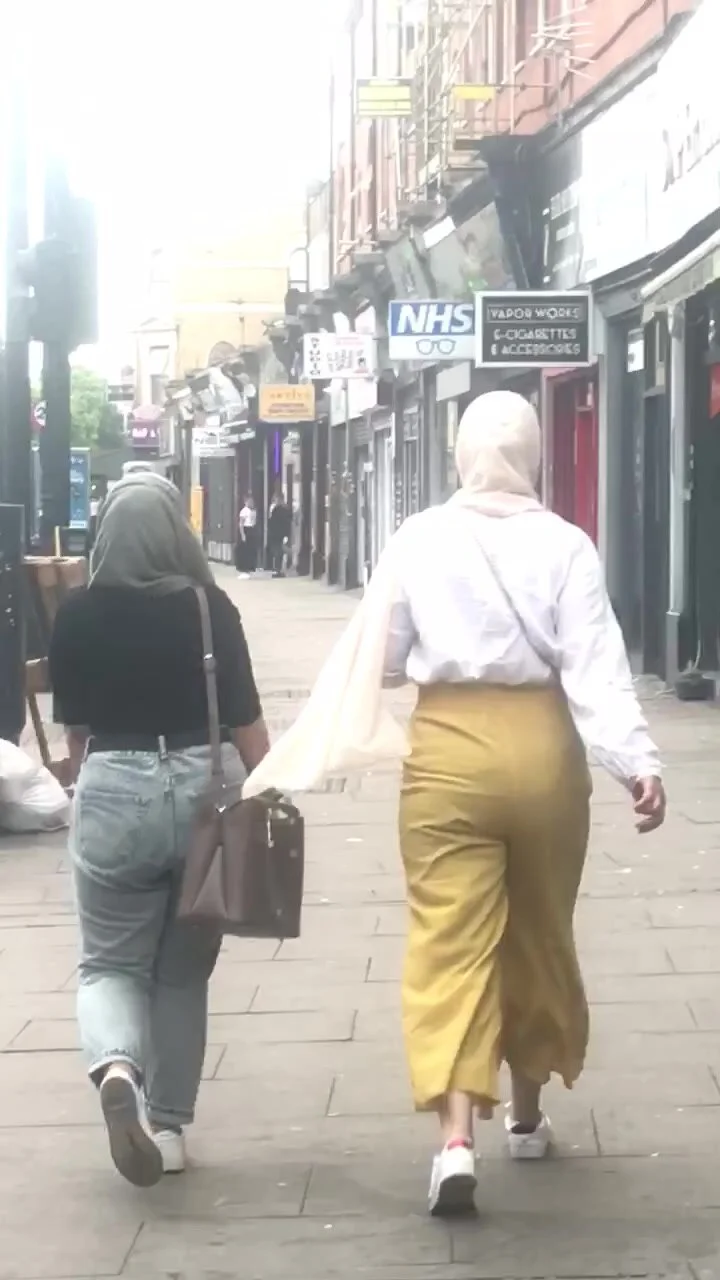 More Muslim asses walking - ThisVid.com em inglês