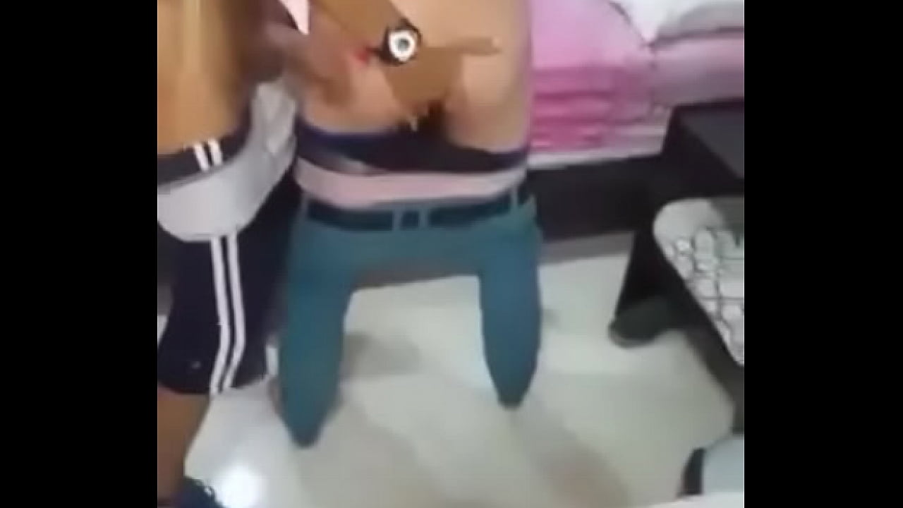 Amigos medindo Pau - XVIDEOS.COM