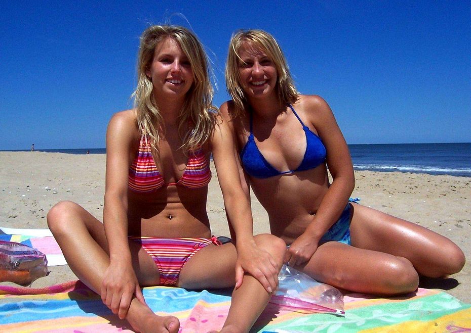 Mom daughter at the beach. | MOTHERLESS.COM ™