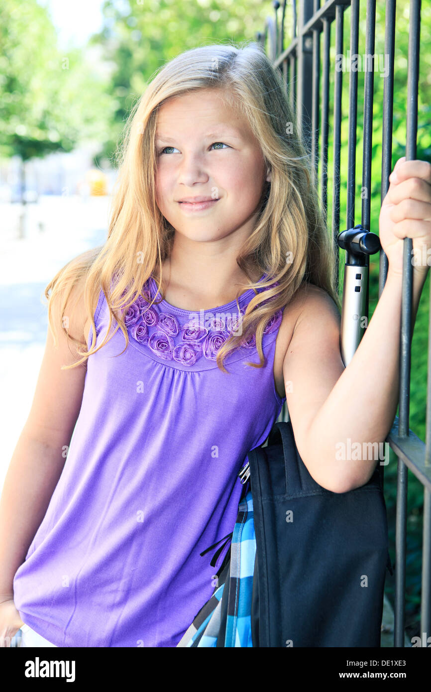 School girls school bus hi-res stock photography and images - Alamy