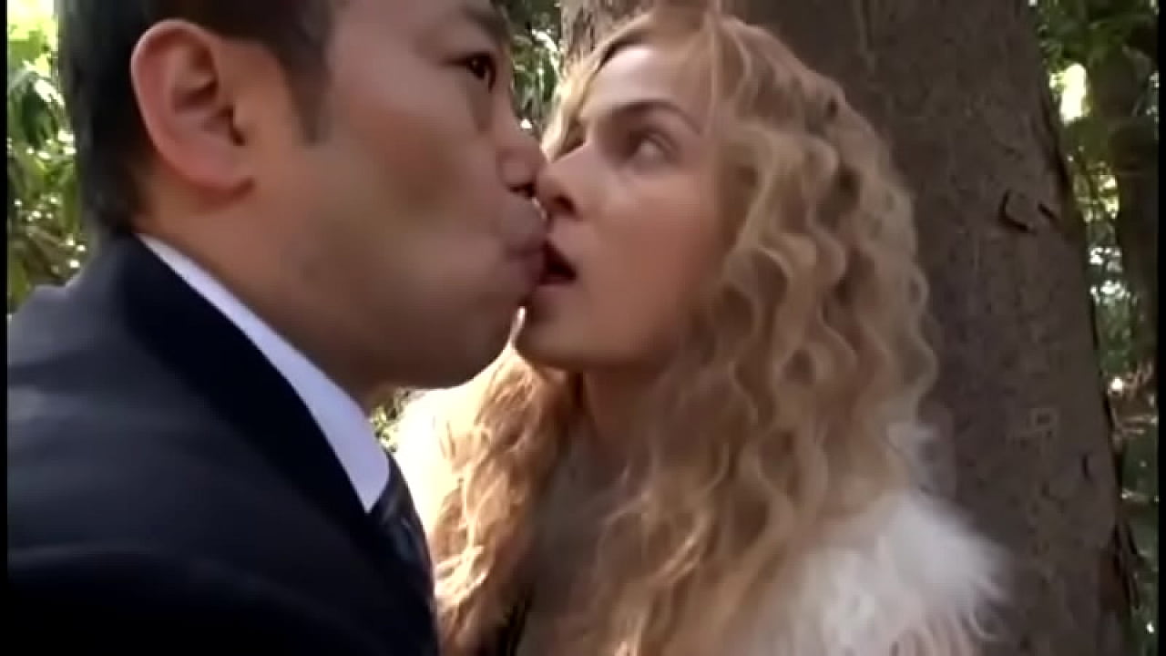 Blonde takes Japanese tongue - XNXX.COM