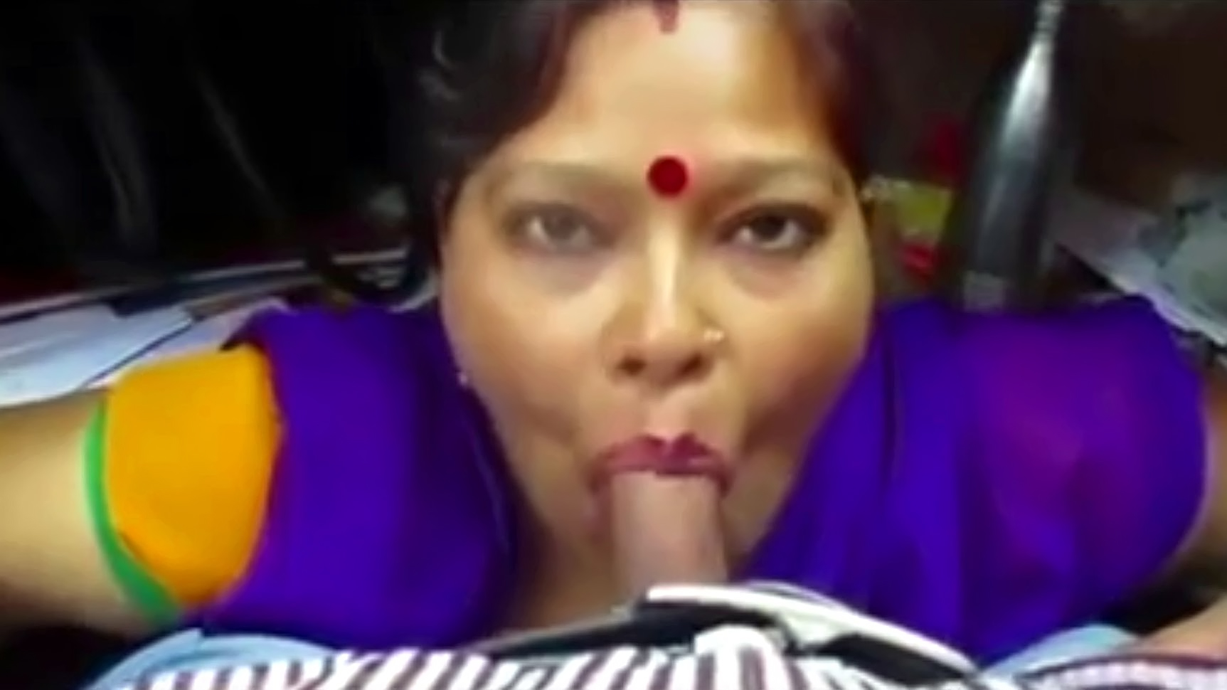 Leaked Indian porn, horny Desi XXX aunty giving blowjob and ...