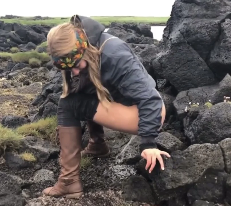 Woman pees outside in Iceland - ThisVid.com