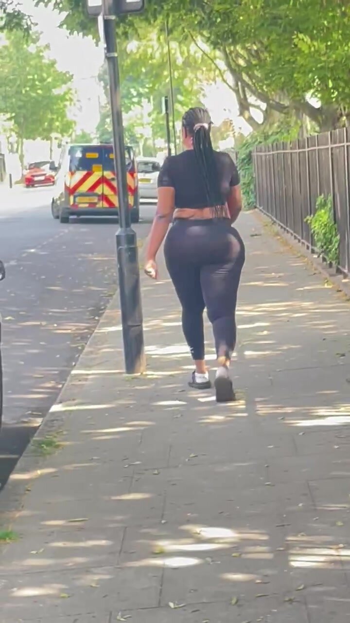 Sexy ebony ass walking in leggings - ThisVid.com