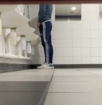 Urinal spy vid 85 - blue adidas trackies - ThisVid.com