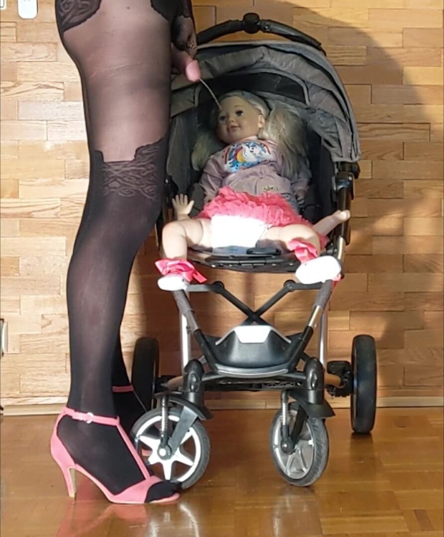 Stroller Piss 2 - ThisVid.com