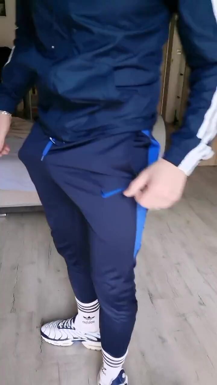 Playing in Nike tracksuit - ThisVid.com 中文